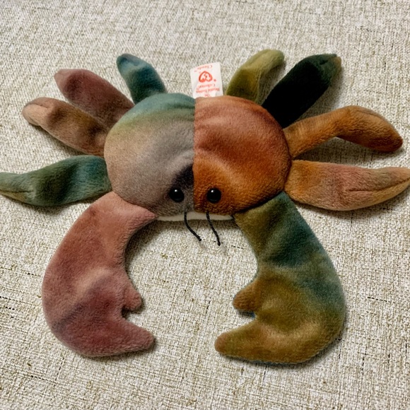 🦀Claude the crab paints by the sea
A famous artist he hopes to be
But 🦀#CLAUDE - Picture 1 of 5
